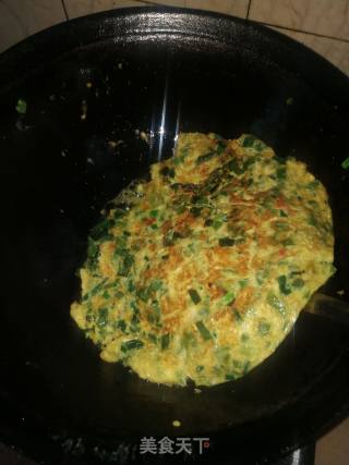 Fried Eggs with Garlic Sprouts recipe