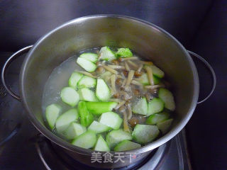 Spare Ribs Soup with Loofah Mushroom recipe