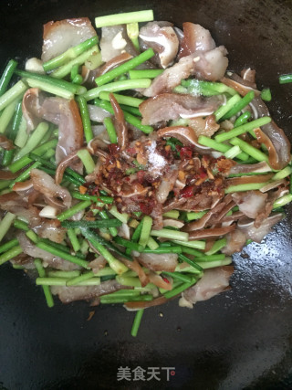 Stir-fried Pork Ears with Garlic Moss recipe