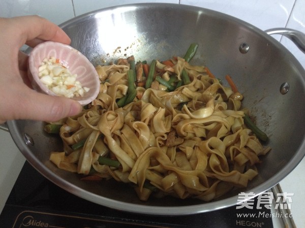 Braised Noodles with Beans and Shredded Chicken recipe