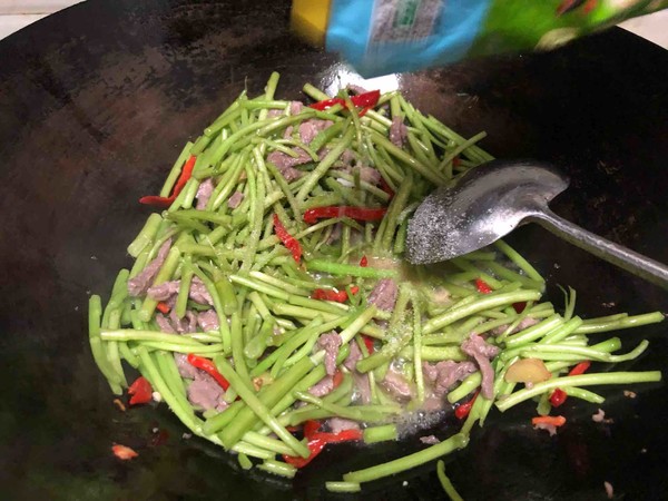 Stir-fried Shredded Pork with Artemisia recipe