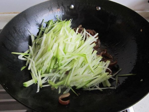 Stir-fried Pork Skin with Green Radish recipe