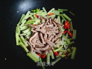 Stir-fried Beef Tenderloin with Celery recipe