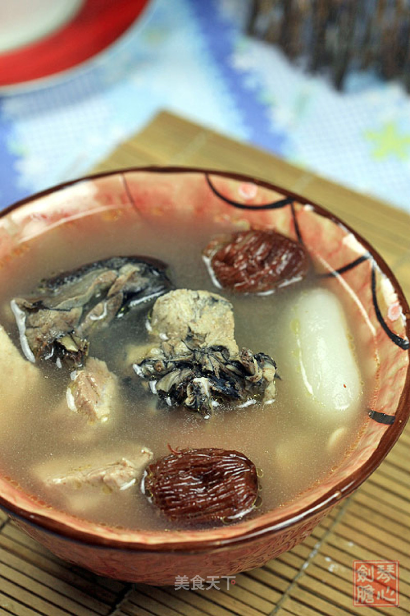 Nourishing Yin, Nourishing Lungs and Nourishing Skin--sea Coconut Snail and Black Chicken Soup recipe