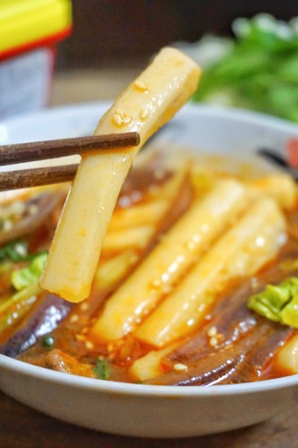 Spicy Cabbage and Pork Rice Cake Soup recipe