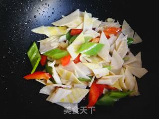 Stir-fried Bamboo Shoots with Green Red Pepper recipe