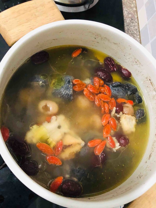 Women's Favorite Old Hot Soup, Angelica, Red Dates and Black Chicken Soup recipe