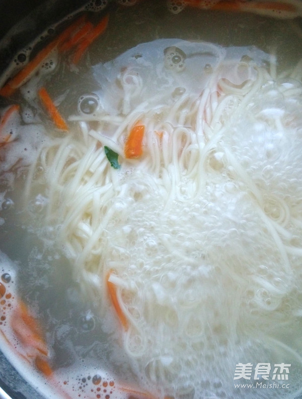 Fresh Noodle Soup with Spinach and Clams recipe