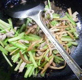 Stir-fried Celery with Lean Pork in Daylily recipe