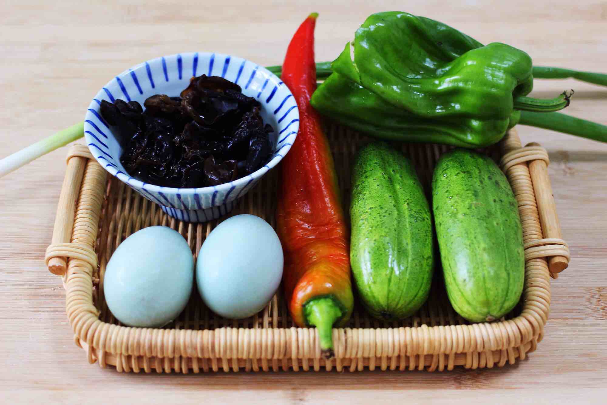 Fried Double Peppers with Duck Egg and Cucumber recipe