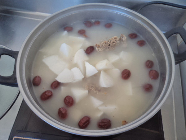 Duck Bone Soup with Red Dates and White Radish recipe