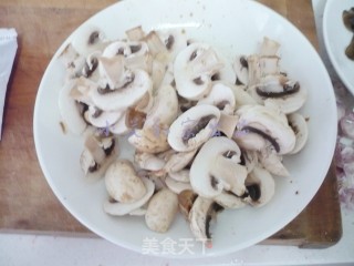 Stir-fried Chicken with Black Fungus and Mushroom recipe
