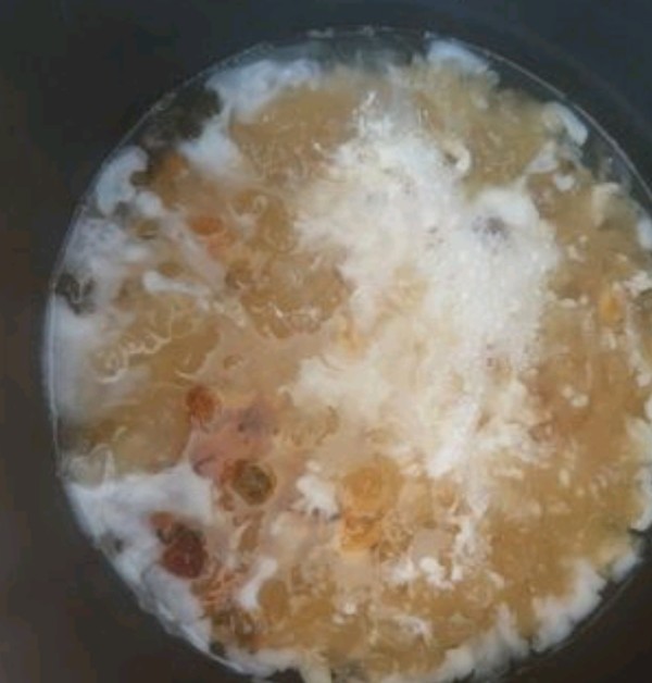 Peach Gum White Fungus Soup recipe