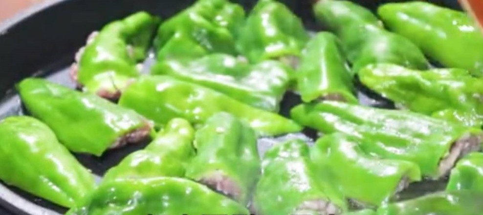 [green Pepper Wrapped Pork] Don’t Stir Fry The Green Peppers, Add The Meat to The Green Peppers recipe