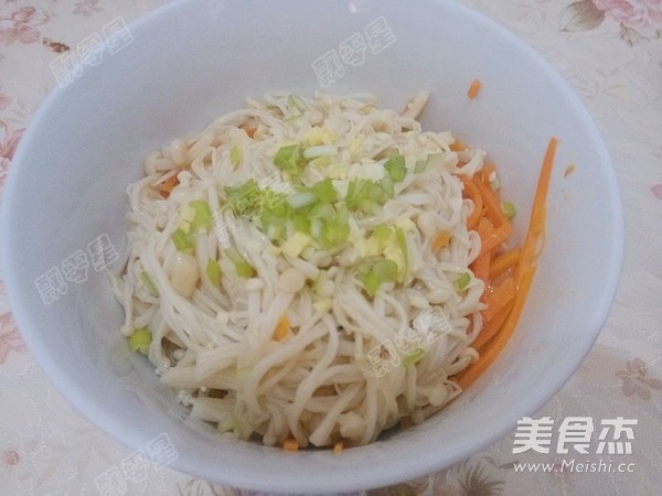 Carrots Mixed with Enoki Mushrooms recipe