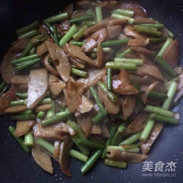 Pork Nose Garlic Stalk Stir-fried Vegetarian Sausage recipe