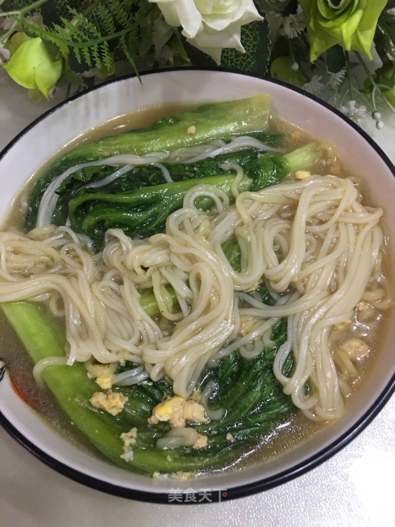 Hot Noodle Soup with Lettuce and Egg