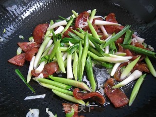 Stir-fried Sausage with Green Garlic recipe