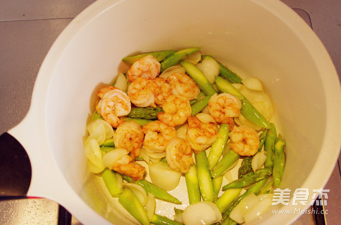 A Good Partner for Summer Dinners, Fried Lilies with Shrimps and Asparagus recipe