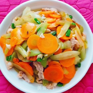 Stir-fried Green Bamboo Shoots with Carrots recipe