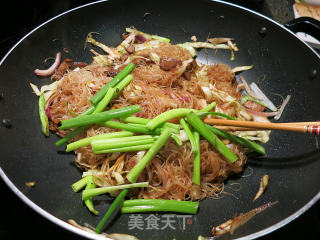 Stir-fried Fine Noodles with Barbecued Cabbage recipe