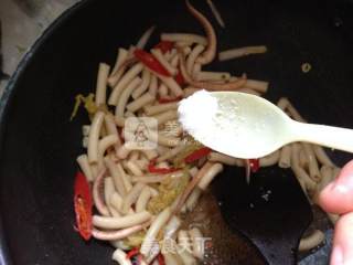 Pasta Strikes-hollow Noodles with Squid in Fish Sauce recipe