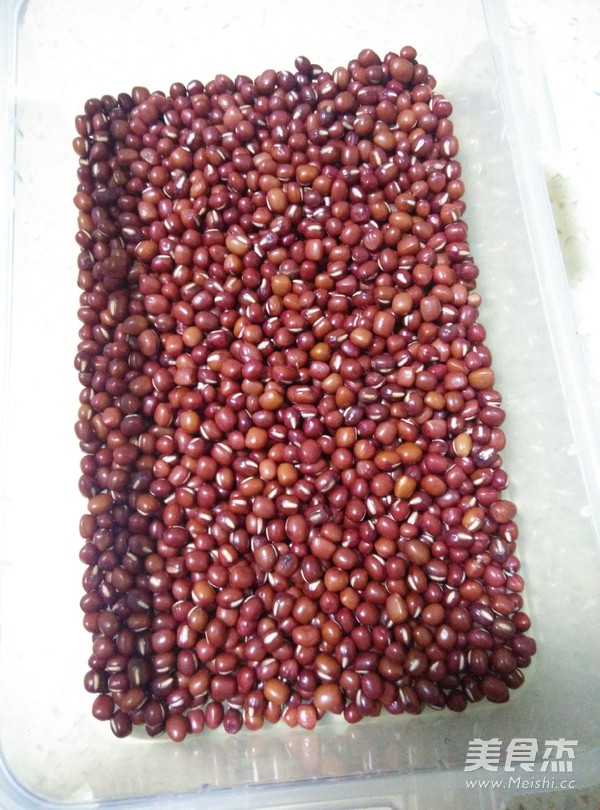 Boiling Red Beans for Invigorating Qi and Health recipe