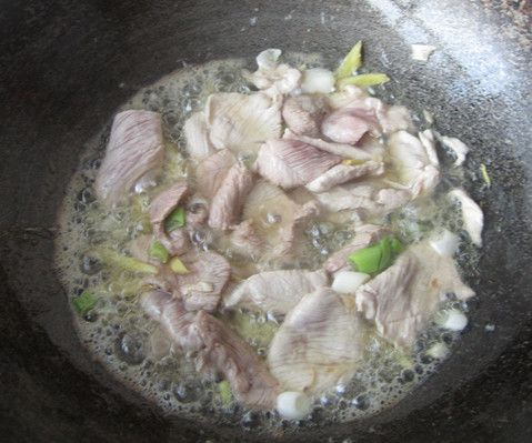 Stir-fried Pork with Green Pepper and Noodle Skin recipe