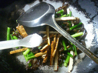 Stir-fried Garlic Sprouts with Dried Black Fungus recipe