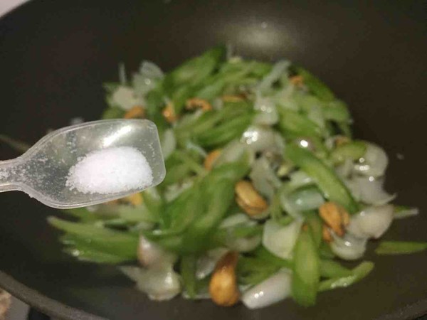 Stir-fried Cashew Nuts with Celery and Lily recipe