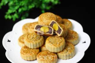 Cantonese Egg Yolk Mooncake recipe