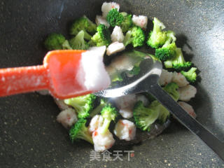 Stir-fried Broccoli with Shrimp Balls recipe