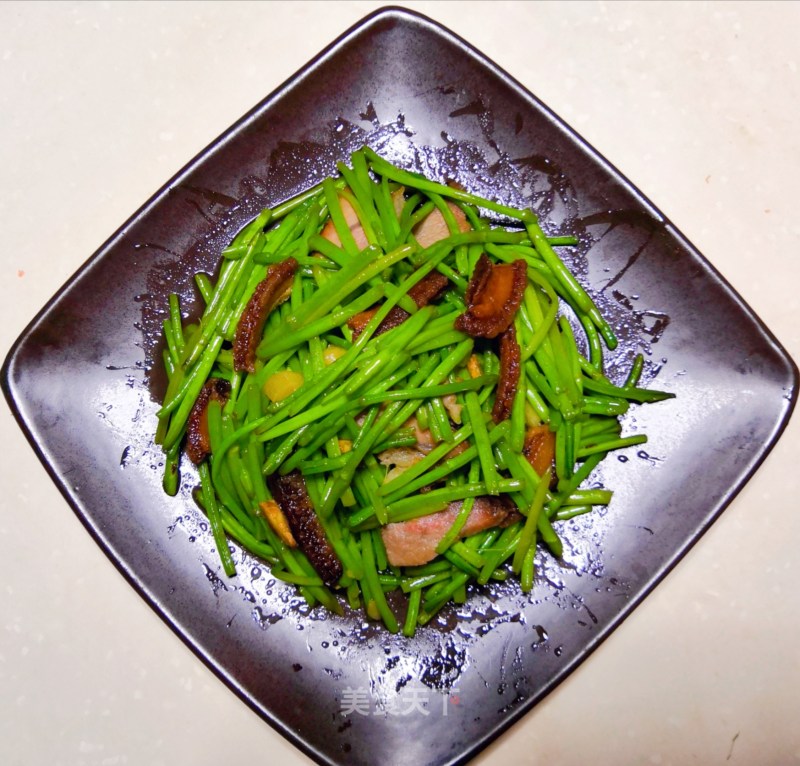 Stir-fried Bacon with Artemisia Quinoa recipe