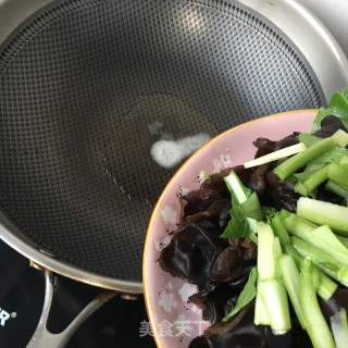 Stir-fried Fungus with Choy Sum recipe