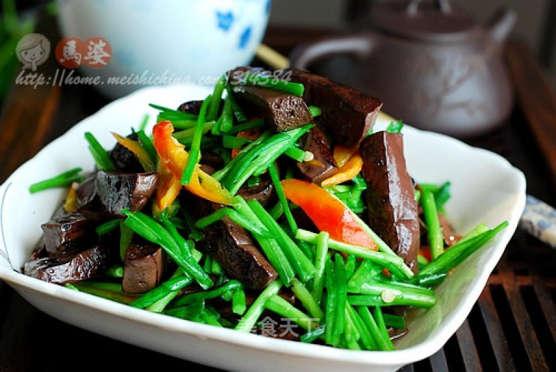 A Quick Appetizer Nutritious Dish Worth 2 Yuan-----stir-fried Pork Blood with Leeks recipe