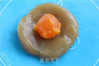 Mid-autumn Festival, The Sweet "moon" Warms People's Hearts-single Yellow and White Lotus Paste Moon Cake recipe