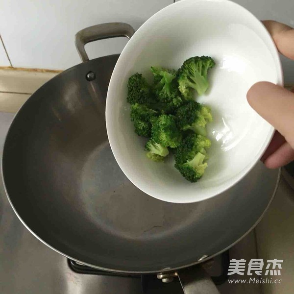 Broccoli Peanut Butter Noodles recipe