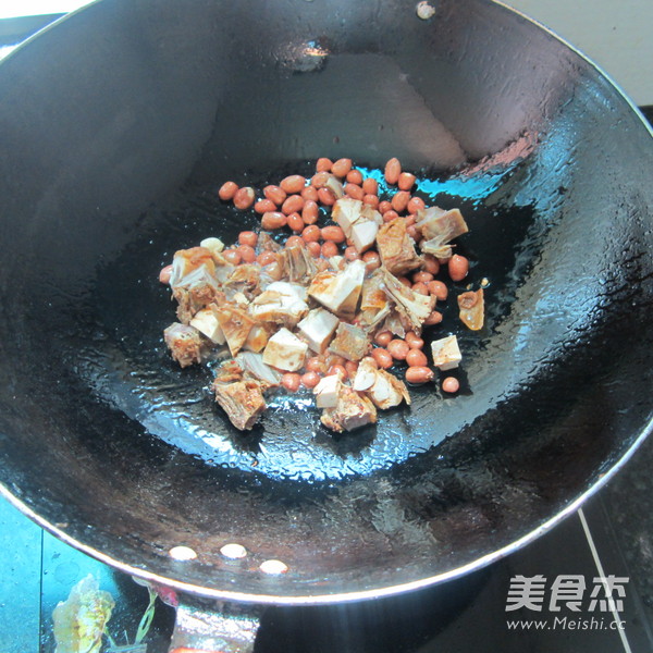 Stir-fried Cured Chicken with Peanuts and Rice recipe