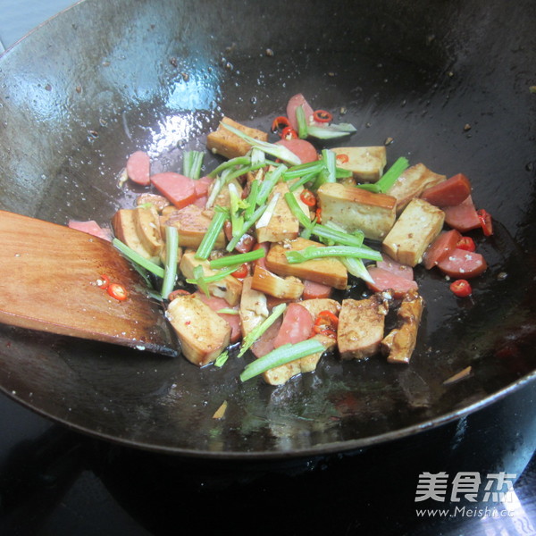 Grilled Sausage with Spiced Dried Celery recipe