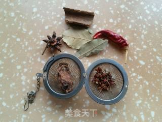 Stewed Radish with Pig Tail recipe