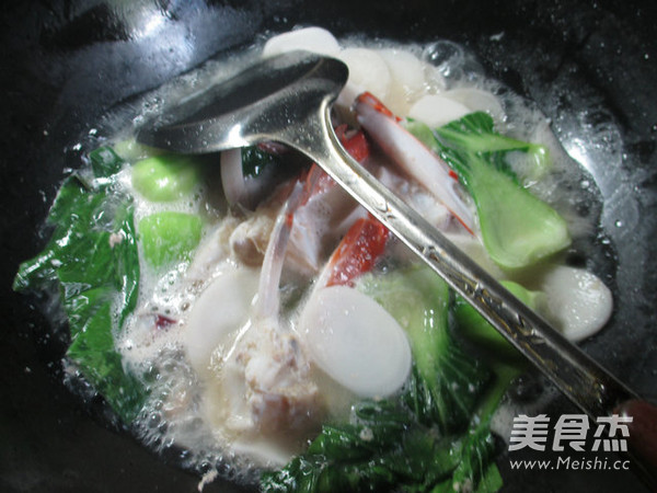 Boiled Rice Cakes with Greens and Crabs recipe