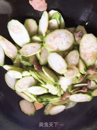Loofah Stir-fried Pork recipe
