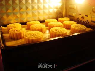 Cantonese-style Lotus Paste and Egg Yolk Mooncakes recipe