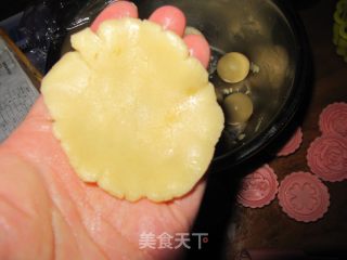 Cantonese-style Lotus Seed Paste Moon Cake recipe