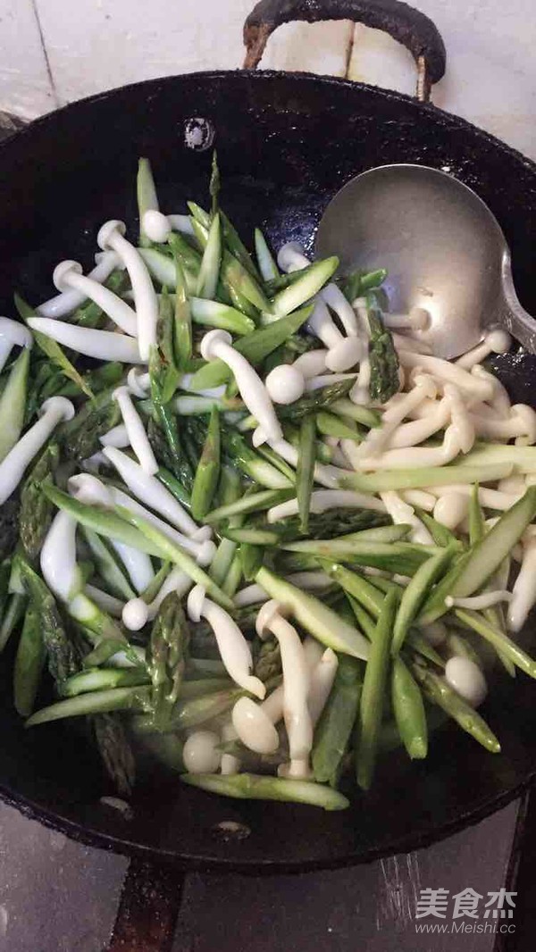 Stir-fried Asparagus with Seafood and Mushrooms recipe