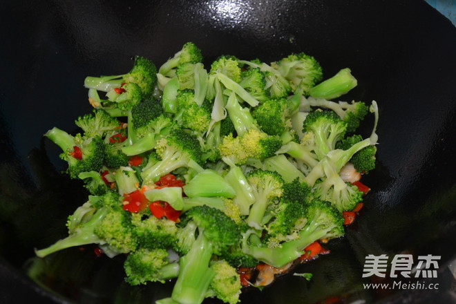 Stir-fried Broccoli with Chopped Pepper recipe