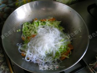 Stir-fried Vermicelli with Cabbage and Carrot recipe