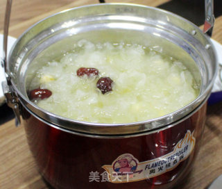 The Practice of Stewing White Fungus and Lotus Seed Soup in A Boiling Pot recipe