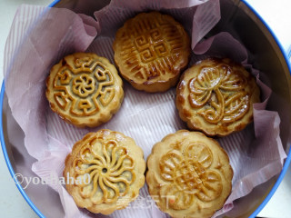 Cantonese Egg Yolk Mooncake recipe