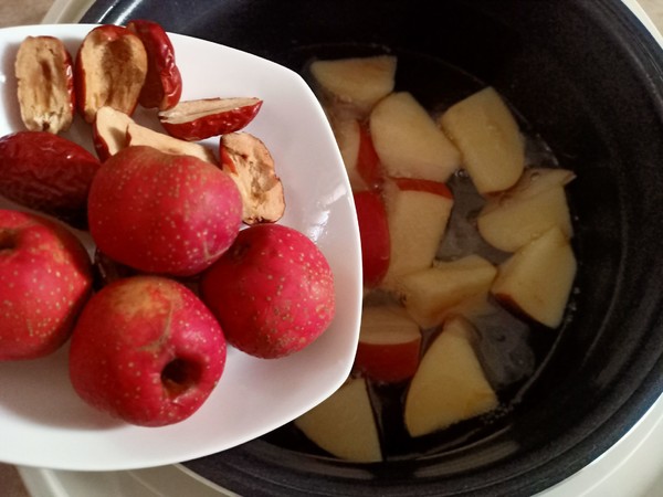 Tremella, Apple and Red Fruit Soup recipe
